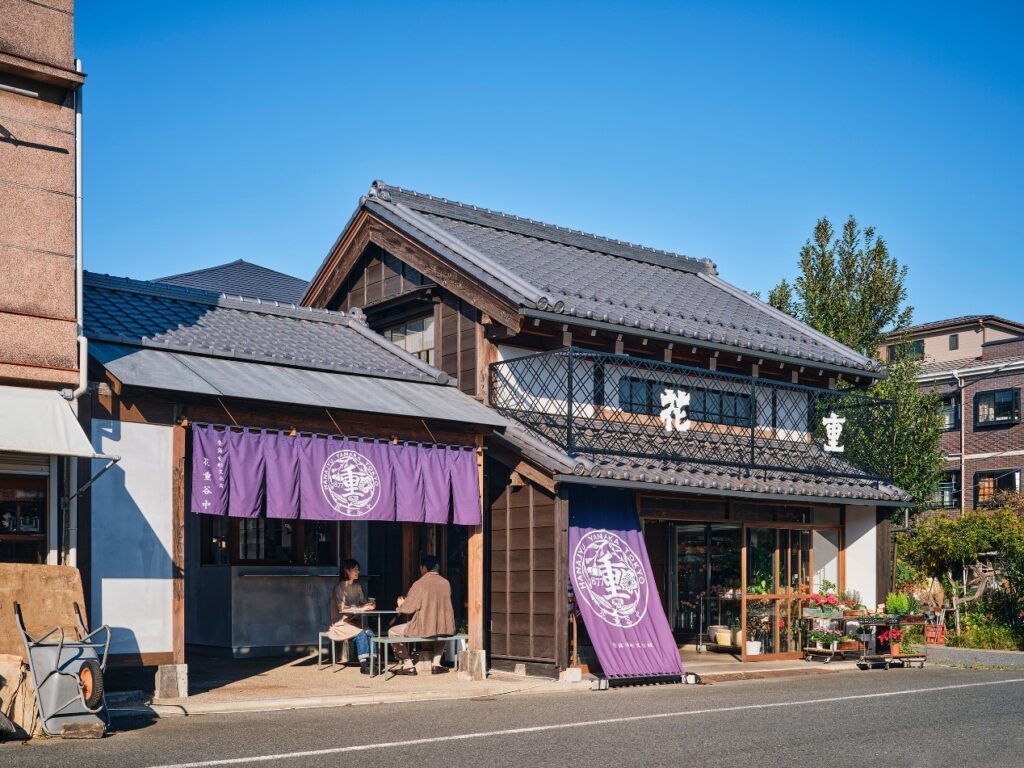 老字號花店「花重」進行翻修的咖啡廳「花重谷中茶屋」